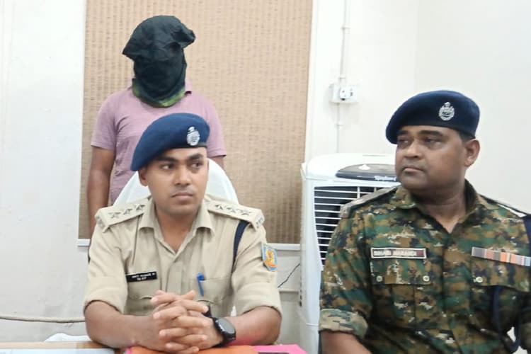 Jamtara News: फतेहपुर लूटकांड का खुलासा, हथियार के साथ कुख्यात अपराधी गिरफ्तार