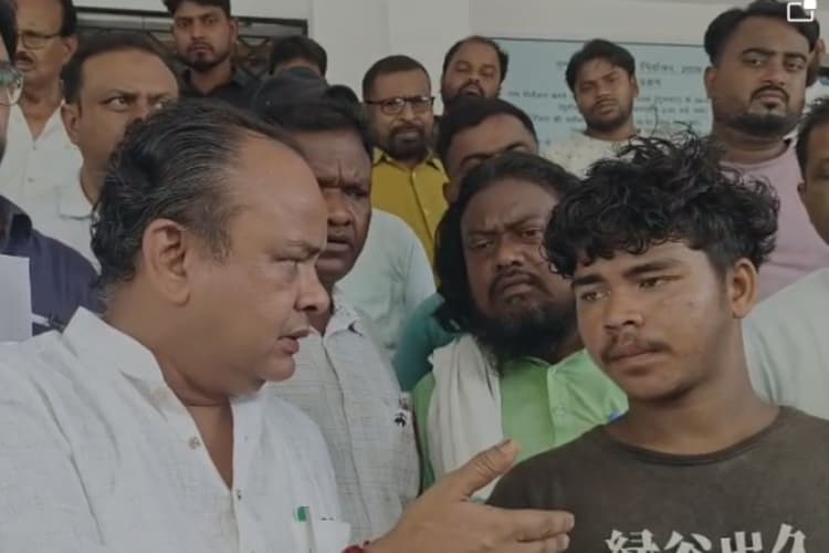 मंत्री बताते रहे 'दुर्घटना', जामताड़ा में पीड़ित बेटे ने सबके सामने खोल दी स्वास्थ्य व्यवस्था की पोल, मचा बवाल