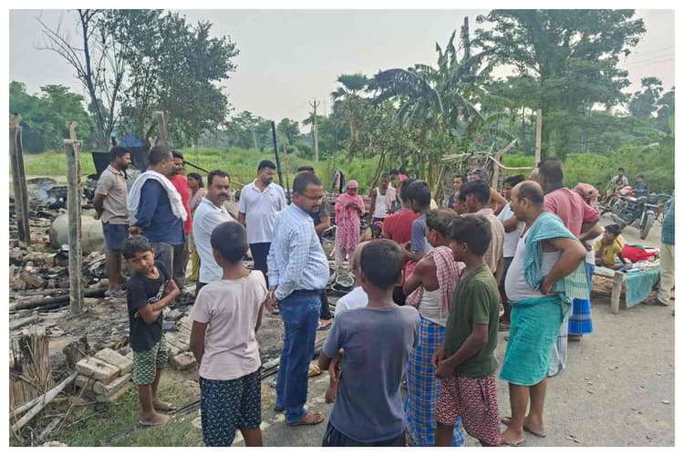 Kanti Fire News: देर रात भीषण आग से तीन परिवार बेघर, सिलेंडर विस्फोट से मचा हड़कंप