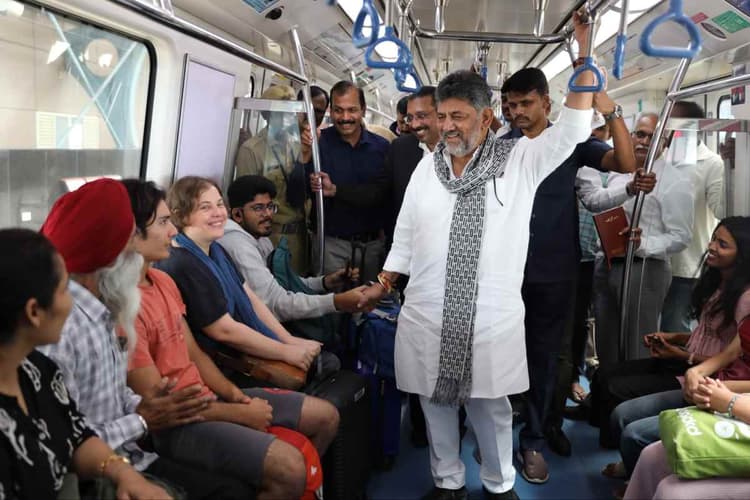 Video: मेट्रो में दिखे सीएम शिवकुमार, भीड़ के बीच संभलकर रखते रहे कदम