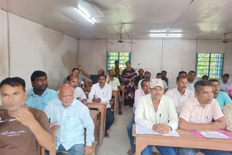 कटिहार में गर्मी की छुट्टियों में भी जारी रहेगी पढ़ाई, डंडखोरा में समर कैंप के लिए शिक्षा सेवकों को मिला खास प्रशिक्षण