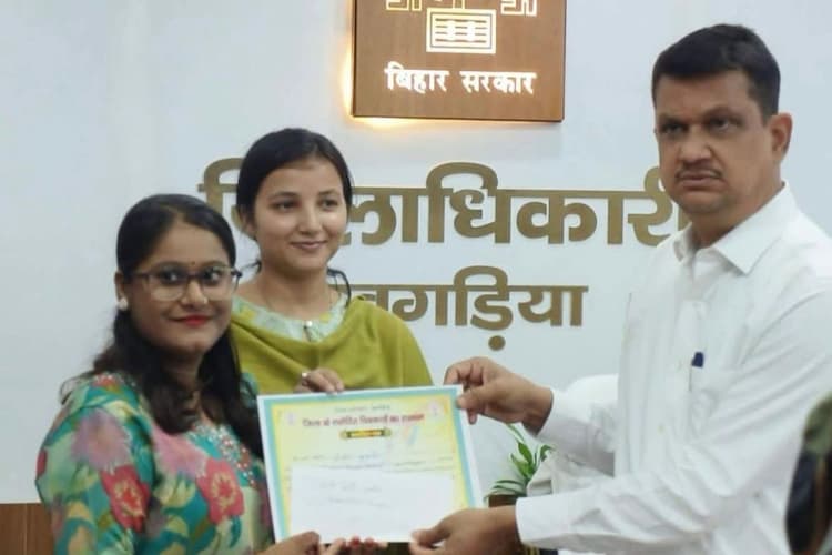 खगड़िया में डीएम ने जिले के कलाकारों को किया सम्मानित, कहा- कला समाज को दिशा देने की ताकत