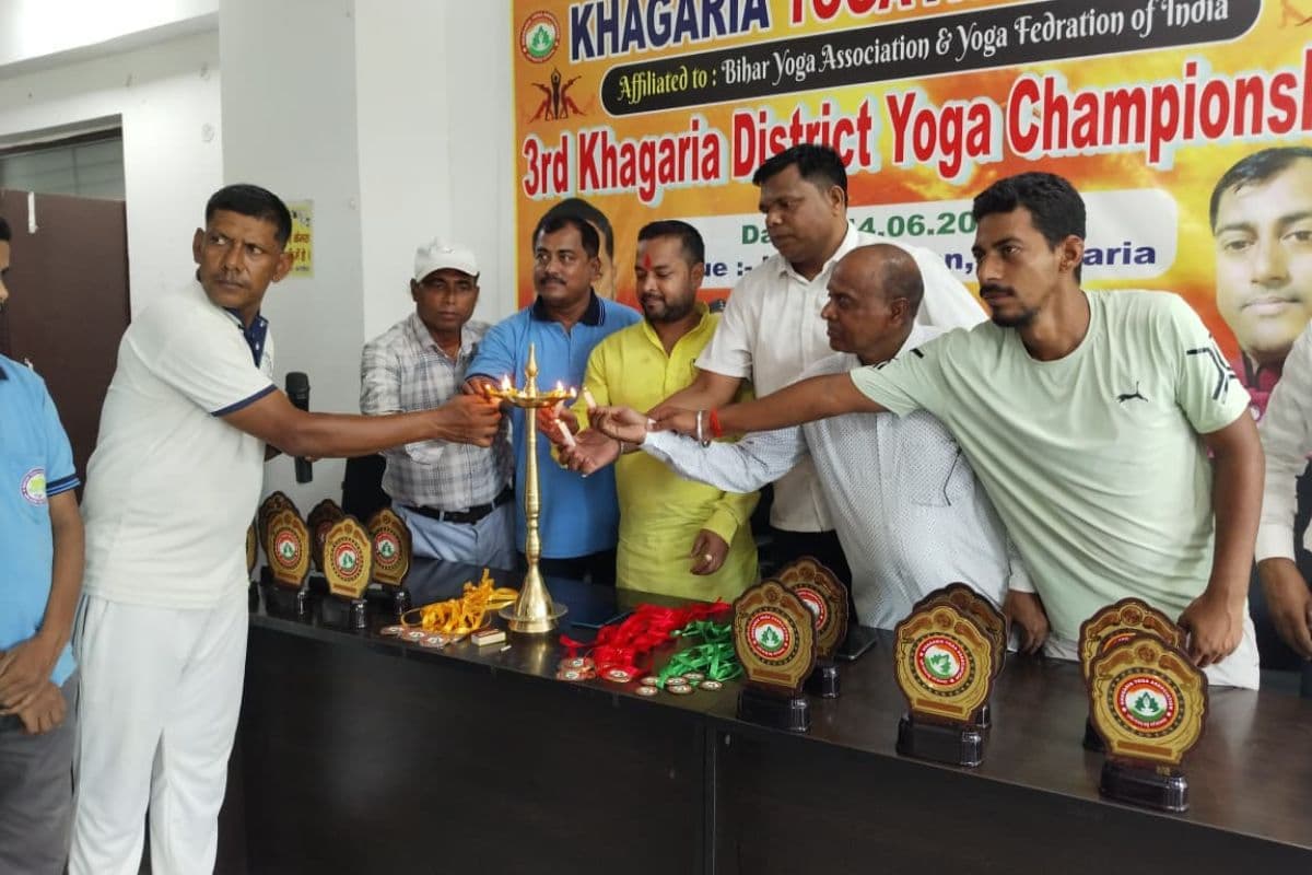 खगड़िया के खेल भवन में लगा योग शिविर, युवाओं और महिलाओं ने सीखे स्वस्थ जीवन के मंत्र खगड़िया के खेल भवन में लगा योग शिविर, युवाओं और महिलाओं ने सीखे स्वस्थ जीवन के मंत्र