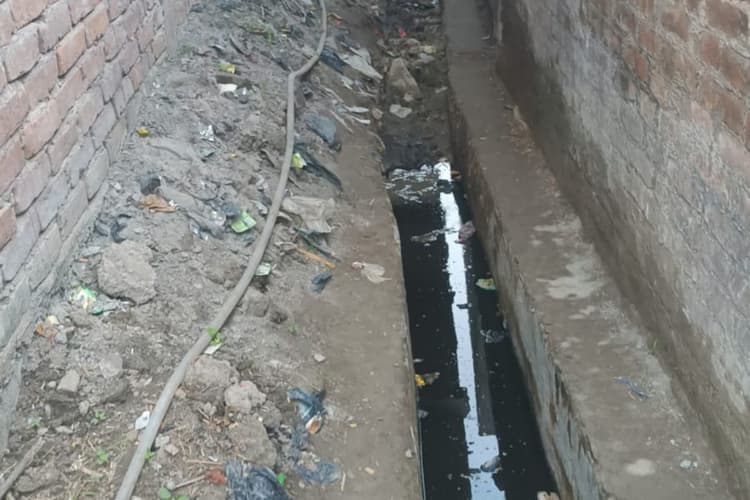 खगड़िया में महीनों से अधूरा पड़ा नाला निर्माण, बारिश में पानी से भरे गड्ढे बने हादसे का कारण