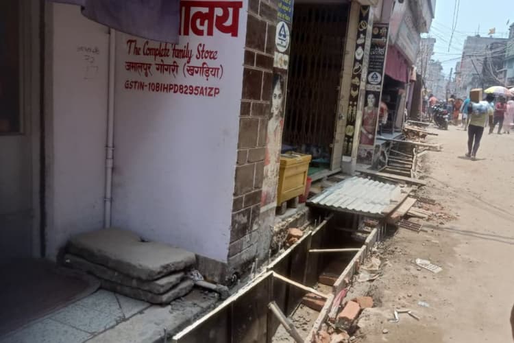 खगड़िया में नाला बनाने के लिए खोद दी सड़क, बाजार में बढ़ा हादसों का खतरा