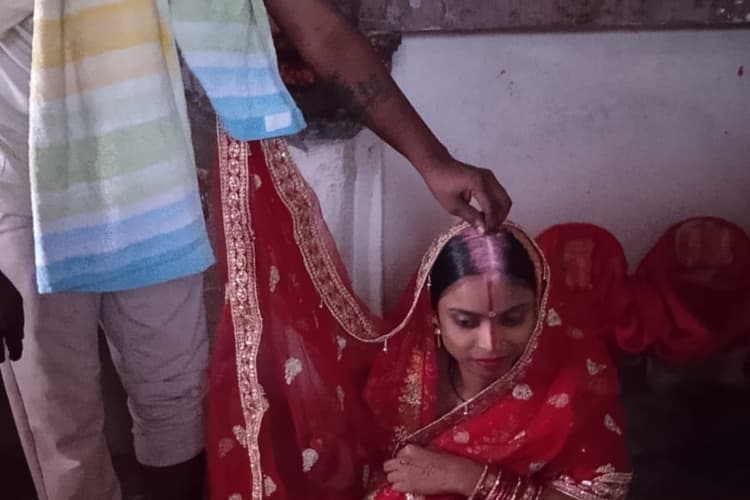 दिल्ली में प्रेम विवाह के बाद विवाद, पत्नी पर 74 हजार रुपये निकालने और जेवर लेकर जाने का आरोप