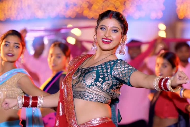खेसारी यादव का 'दरद हो जाला' गाना हुआ वायरल, लाल साड़ी में कोमल सिंह ने ढाया कहर