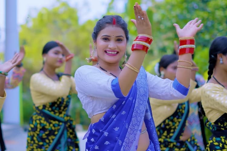 खुशी कक्कड़ की आवाज का चला जादू, यूट्यूब पर ट्रेंड कर रहा 'ले जाई प्रशासन'