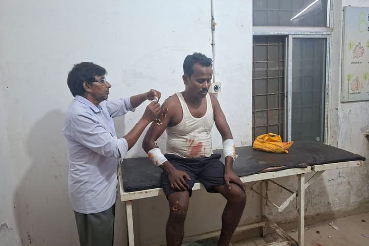 किशनगंज के पौआखली में खड़े ट्रक से भिड़ी सवारी बस, चालक समेत तीन घायल