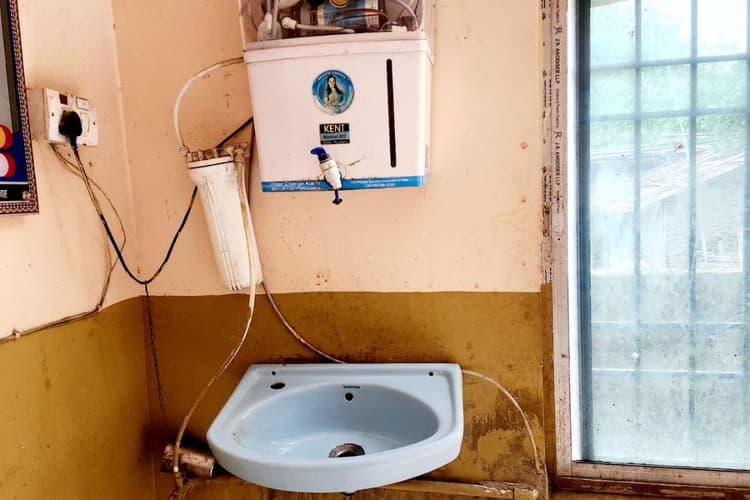 विधायक के निरीक्षण के बाद भी अस्पताल में पेयजल संकट, मरीज खरीदकर पी रहे पानी