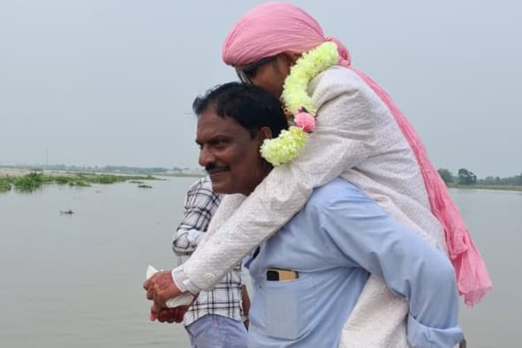 किशनगंज में दूल्हे को कंधों पर बैठाकर पहुंची बारात, अधूरे पुल ने फिर उजागर की विकास की हकीकत