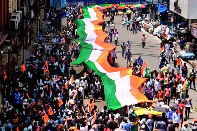 कुम्हारटोली में थमा मां दुर्गा की मूर्तियों का निर्माण, मिट्टी सिंडिकेट पर हंटर से हाहाकार, सड़कों पर उतरे मूर्तिकार