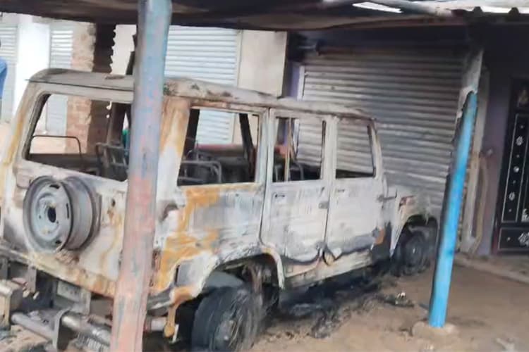 चतरा : कुंदा में देर रात अपराधियों का कहर, घर के बाहर खड़ी बोलेरो जलाकर फरार