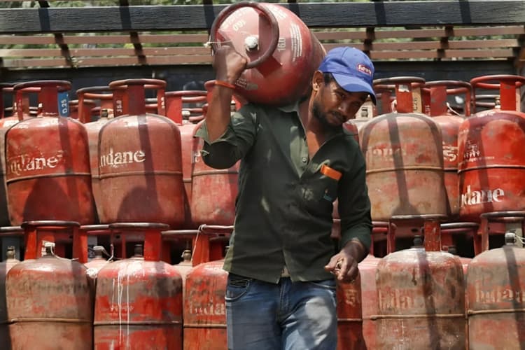 रसोई गैस के बढ़े दाम ने बढ़ाई खगड़िया के लोगों की चिंता, अब एक सिलेंडर के लिए चुकाने होंगे इतने रुपये