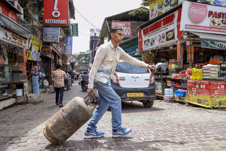 महंगाई की मार! महीने के पहले दिन कमर्शियल गैस सिलेंडर के दाम बढ़े