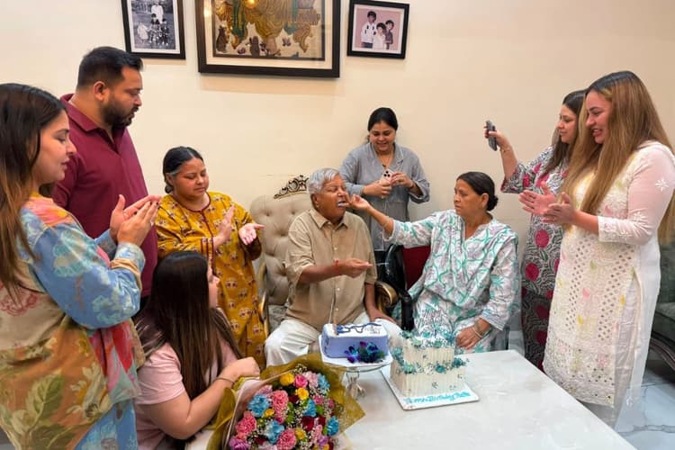पूरे परिवार संग लालू ने मनाया बर्थडे, राबड़ी देवी ने अपने हाथ से खिलाया केक, रोहिणी-तेज प्रताप ने किया इमोशनल पोस्ट