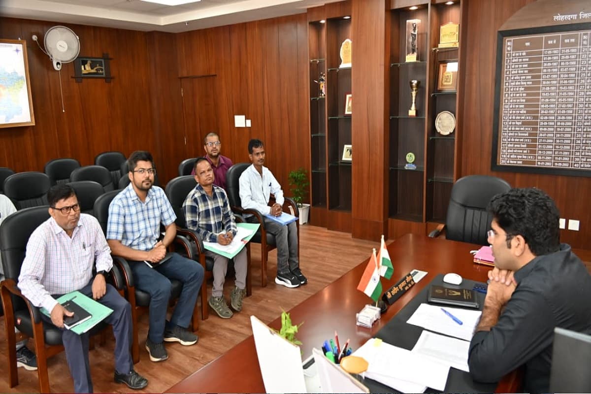 बिजली से वंचित टोलों में जगमगाएगी रोशनी, उपायुक्त ने अधिकारियों को दिए निर्देश