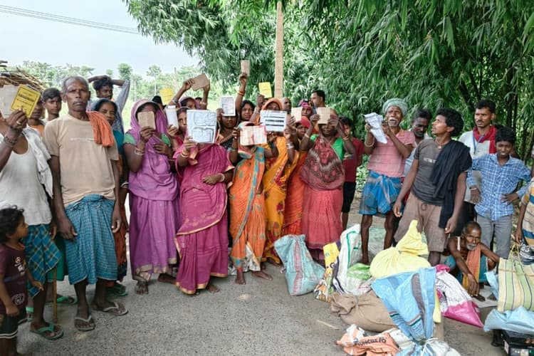 राशन कार्ड पर कम तौल के आरोप पर, डीलर के खिलाफ फूटा ग्रामीणों का गुस्सा