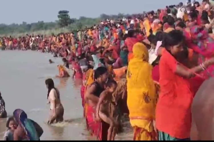 मधुबनी: मलमास के समापन पर पिपराघाट त्रिवेणी संगम में उमड़ा आस्था का सैलाब, लाखों श्रद्धालुओं ने लगाई डुबकी
