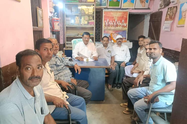 मधुबनी: दूरस्थ शिक्षा पर पाबंदी के खिलाफ एकजुट हुए शिक्षक, सरकार से नियम बदलने की मांग