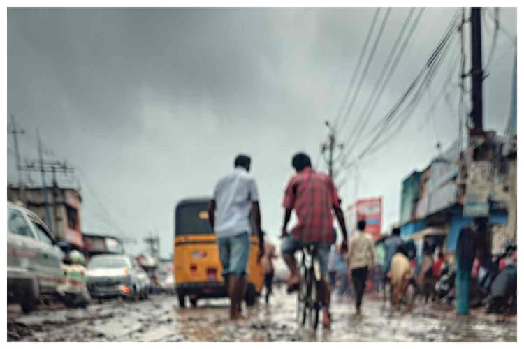 मधुबनी: बारिश के बाद बदला मौसम का मिजाज, कीचड़ और गड्ढों के बीच राहगीर परेशान