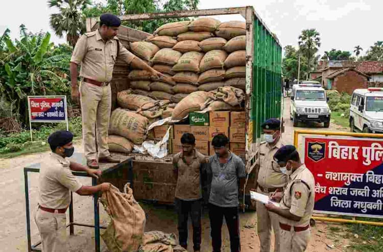 Madhubani News: बोरियों के नीचे छिपाकर लाई जा रही थी बीयर की खेप, जांच में खुला बड़ा राज