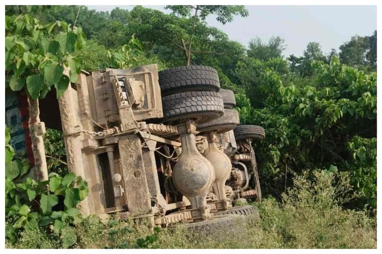 मधुबनी: मिट्टी लदे हाइवा और बाइक में टक्कर, चालक घायल