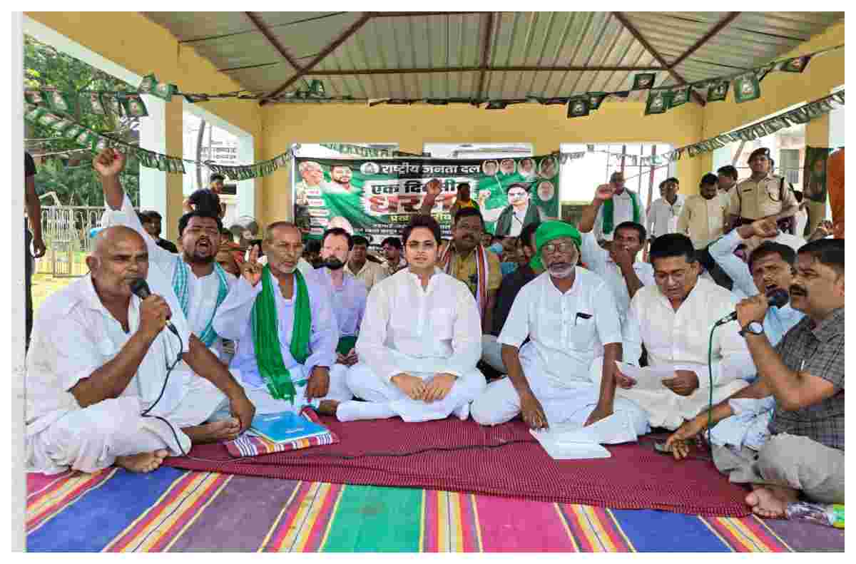 Madhubani News rjd-protest-at-rahika-block-office-over-inflation-unemployment-and-corruption Madhubani News rjd-protest-at-rahika-block-office-over-inflation-unemployment-and-corruption