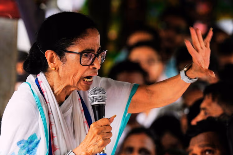 ममता बनर्जी का कोलकाता की सड़कों पर चटाई बिछाकर धरना, टीएमसी में टूट की आशंका के बीच ‘दिल्ली चलो’ का नारा