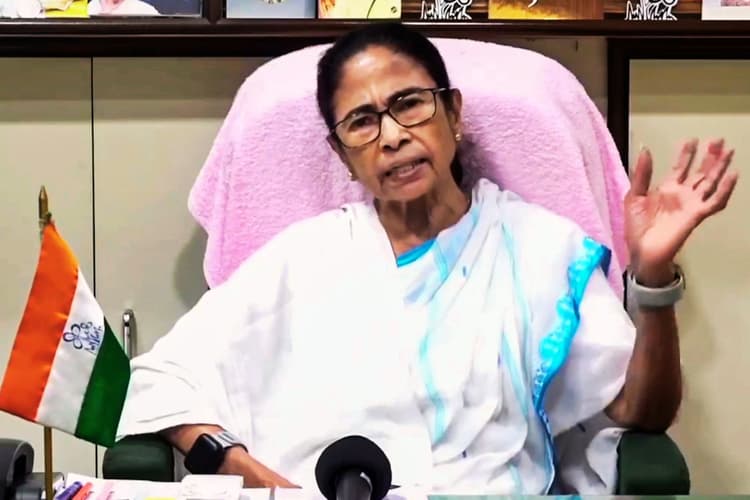 मैं भी बड़ी खिलाड़ी हूं, समय आने पर दूंगी जवाब, चौतरफा संकट के बीच फेसबुक लाइव पर गरजीं ममता बनर्जी