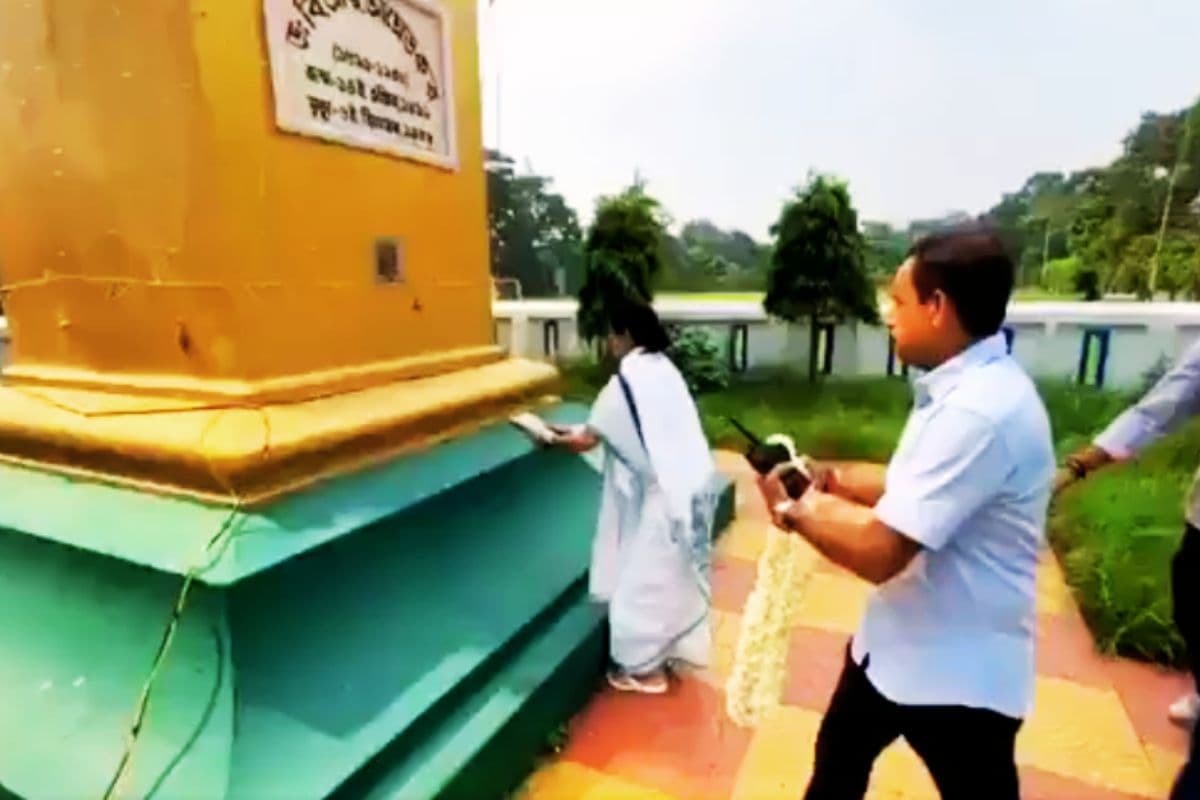 वीडियो शेयर कर ममता बनर्जी पर भड़की भाजपा, कहा- चप्पल पहनकर बाबा साहेब को दी श्रद्धांजलि, यही है टीएमसी की सोच