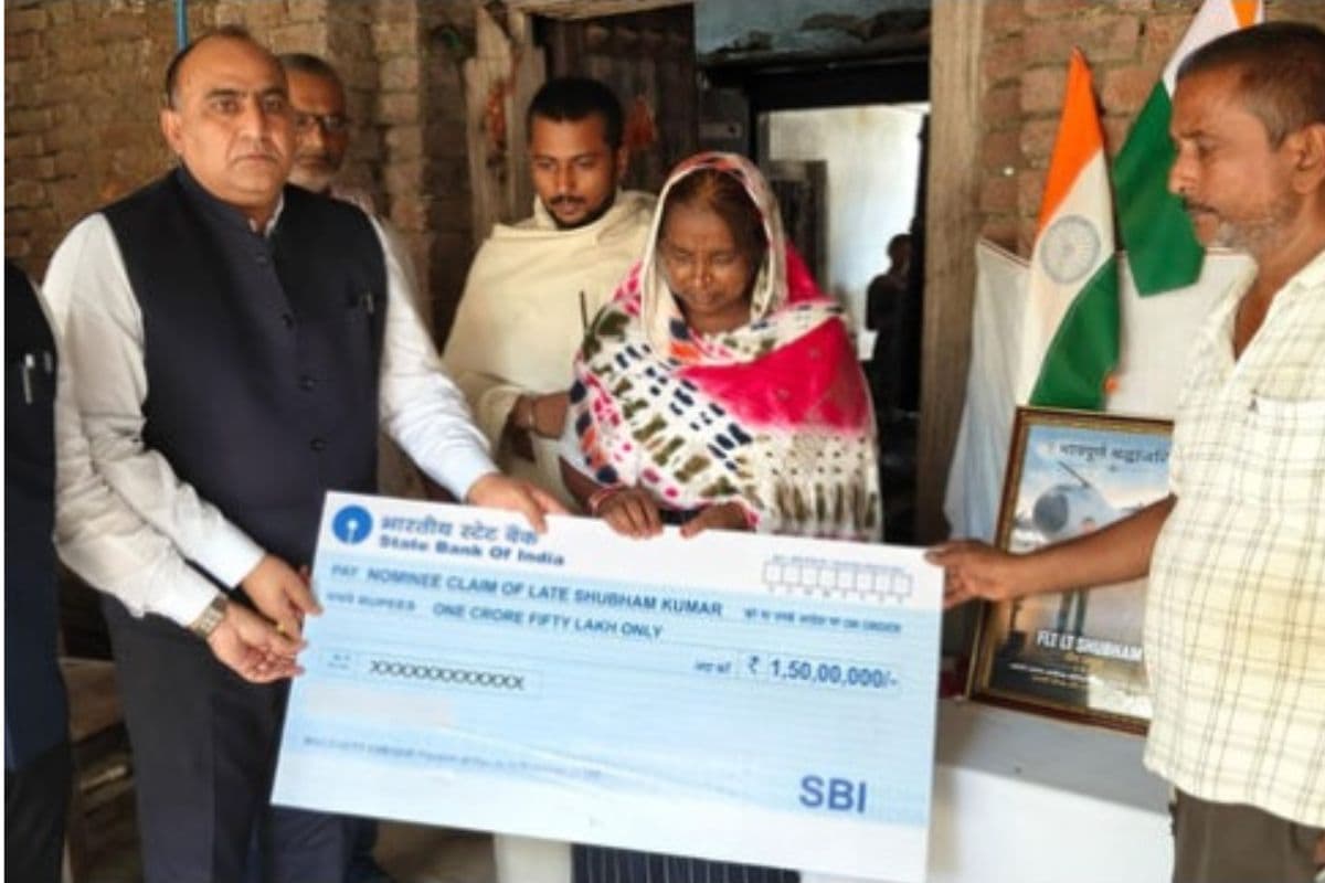 SBI का सराहनीय कदम, गया के शहीद शुभम कुमार के परिजनों को सौंपा ₹1.50 करोड़ का चेक
