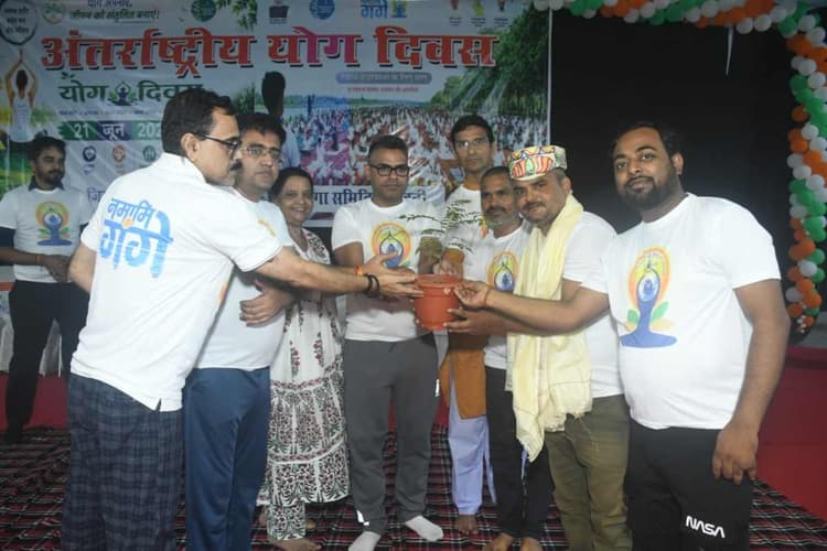 योग को जीवनशैली का हिस्सा बनाएं, अंतरराष्ट्रीय योग दिवस पर डीएम ने दिया खास संदेश