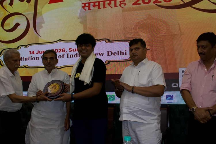मोतिहारी: बिहार गौरव सम्मान से सम्मानित हुए चंपारण के लाल आदर्श कुमार, केंद्रीय मंत्री ने दिल्ली में किया गौरव