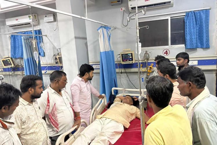 मोतिहारी: सड़क हादसे में पूर्व उप प्रमुख घायल, विधायक विशाल शाह ने जाना हाल