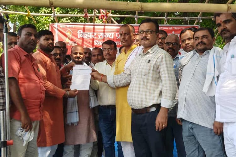 मोतिहारी: प्रोन्नति, स्थानांतरण और लंबित वेतन को लेकर शिक्षकों का फूटा गुस्सा, जोरदार धरना-प्रदर्शन