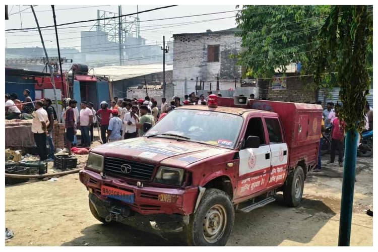 मोतिहारी: सिलेंडर ब्लास्ट के बाद घंटों थमी रहीं सांसें, घटनास्थल का जायजा लेकर जांच में जुटी पुलिस
