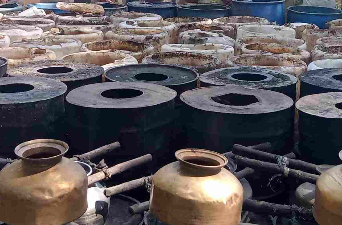 Motihari News banjariya-police-destroys-2000-liters-illegal-liquor-material-six-bhattis Motihari News banjariya-police-destroys-2000-liters-illegal-liquor-material-six-bhattis