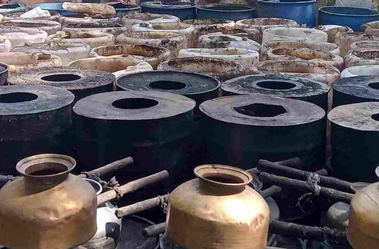 मोतिहारी: बंजरिया में शराब तस्करी का भंडाफोड़, 2000 लीटर पास और छह भट्टियां नष्ट