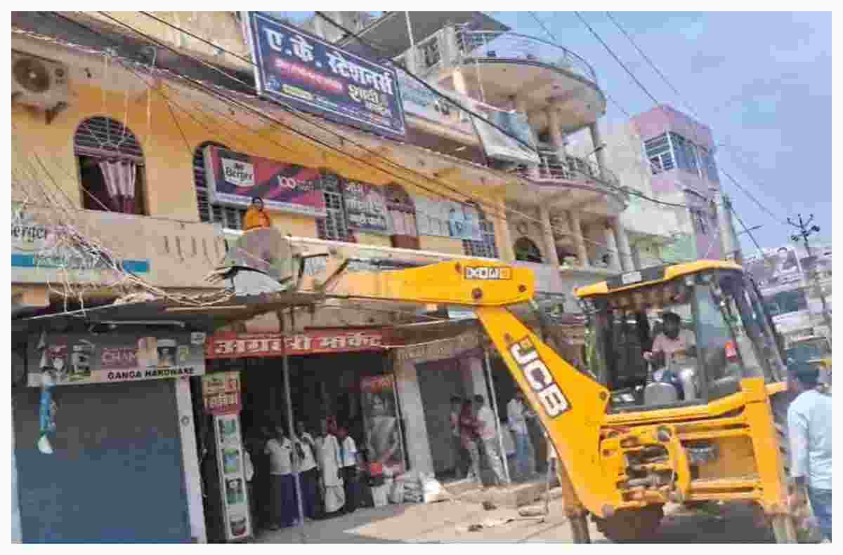 Motihari News: मोतिहारी में बुलडोजर एक्शन, छतौनी चौक से ढाका रोड तक हटा अतिक्रमण