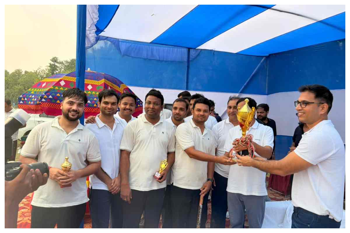 मोतिहारी: हरियाली के संदेश के साथ क्रिकेट का धमाल, अफसरों की टीम ने बनाए 144 रन