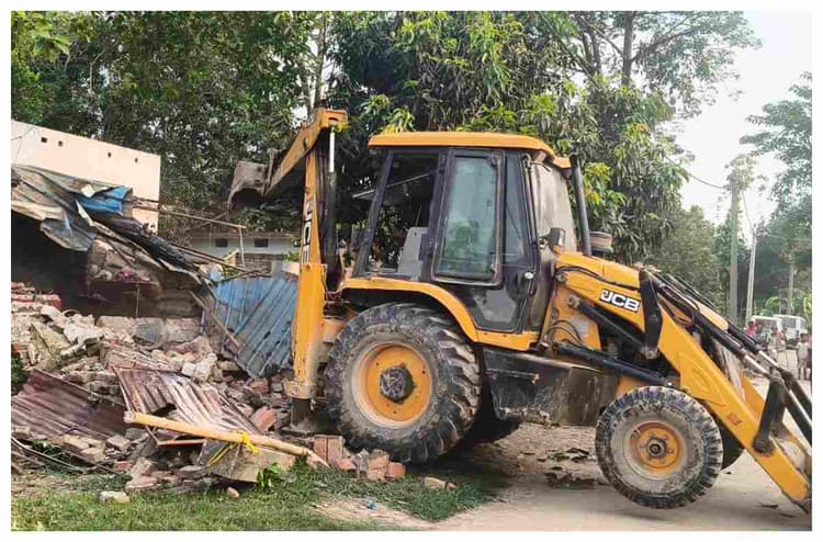 मोतिहारी में चला प्रशासन का बुलडोजर, सरकारी जमीन पर कब्जा पड़ा महंगा