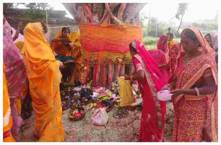 Motihari News: पितरों की कृपा और शिव आशीर्वाद पाने का दुर्लभ संयोग, पीपल की पूजा करने जुटीं महिलाएं