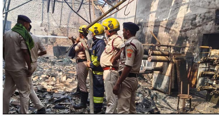 मुजफ्फरपुर: हॉस्पिटल के बाद अब रस्सी फैक्ट्री में लगी भीषण आग, जिंदा जलने से बचे दो कर्मचारी