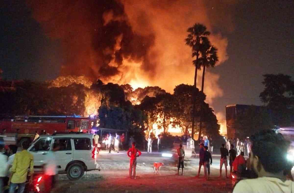 14 दमकल, 40 फायरकर्मी और 9 घंटे की जंग के बाद बुझी आग, एक चिंगारी ने कबाड़ गोदाम को किया राख