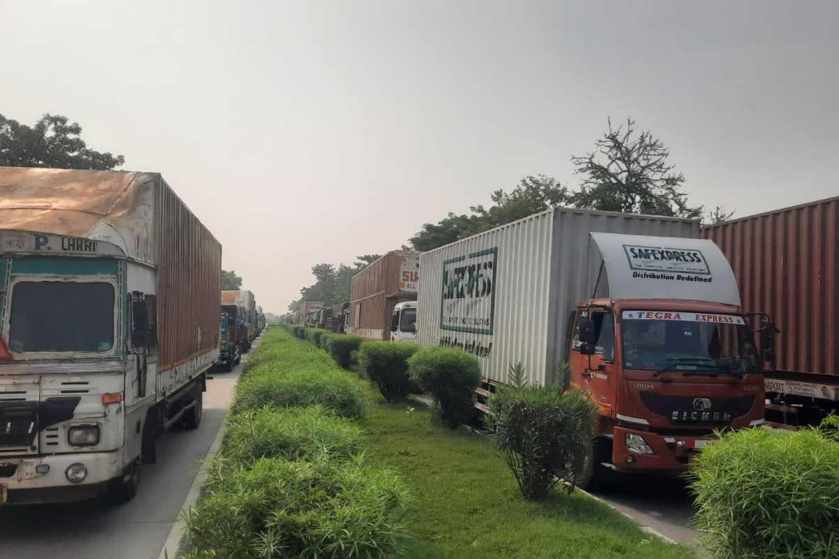 मुजफ्फरपुर: मोतीपुर के पंसलवा में ट्रक खराब होने से एनएच जाम, नौकरीपेशा और यात्रियों की बढ़ीं मुश्किलें
