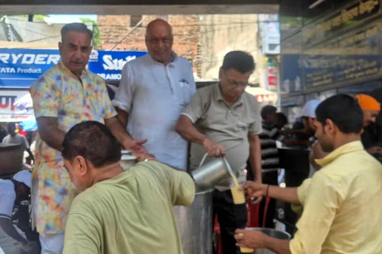 मुजफ्फरपुर: बिहार प्रादेशिक मारवाड़ी सम्मेलन की अनूठी पहल, राहगीरों को पिलाया सत्तू का शर्बत