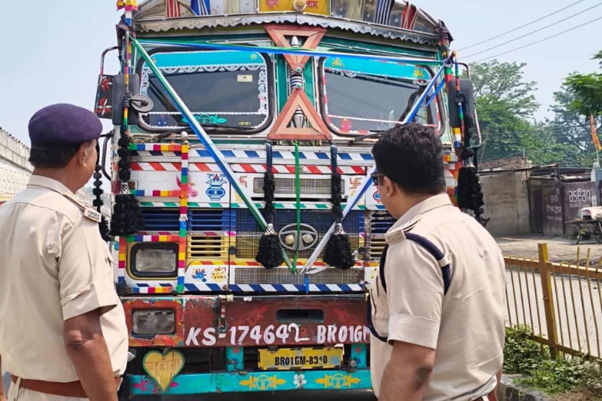 मुजफ्फरपुर: चांदनी चौक से बैरिया तक अवैध पार्किंग पर कार्रवाई, 51 वाहनों से वसूला डेढ़ लाख जुर्माना