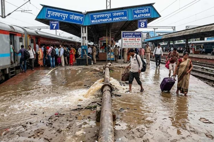 मुजफ्फरपुर: जंक्शन के प्लेटफॉर्म 7 व 8 पर नल सप्लाई बंद, पाइप फटने से बह रहा पानी