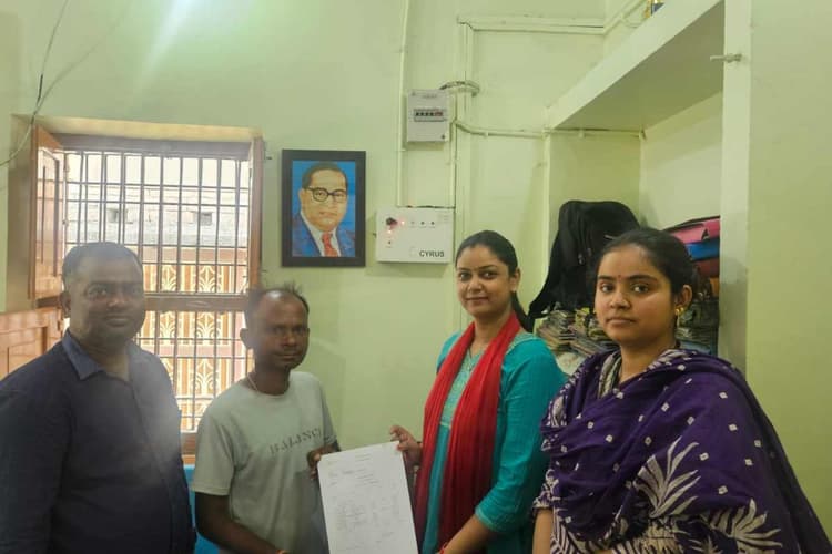 मुजफ्फरपुर: ग्राहक हित में बैंक की सराहनीय पहल, मृत उपभोक्ता के परिजनों को मिली बीमा राशि